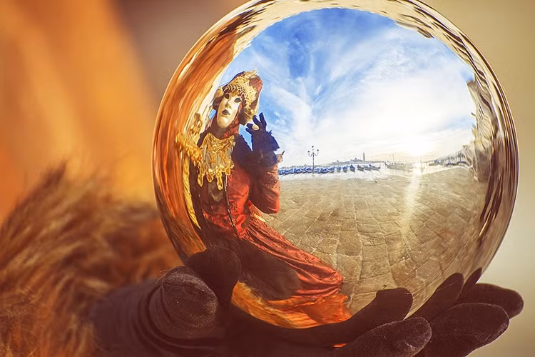 Lễ hội Carnival ở Venice, Italy, phản chiếu trên quả cầu thủy tinh.