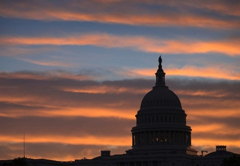 Bình minh ảm đạm trên đồi Capitol ở Washington.