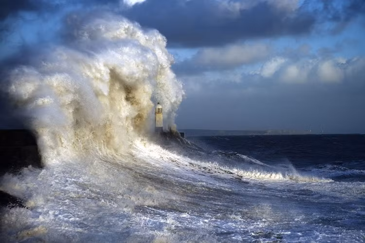 Những bức ảnh tham dự Big Picture đến từ khắp nơi trên thế giới và cho người xem một góc nhìn khác lạ về thế giới quanh ta. Trong ảnh là sóng lớn ở Porthcawl, South Wales.