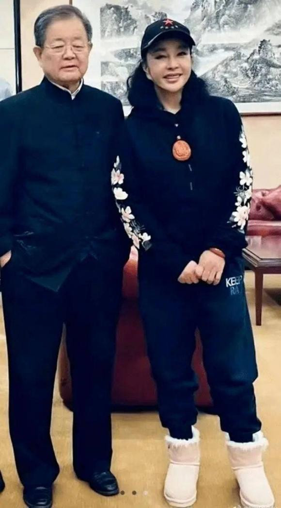 Luu Hieu Khanh ve que chon nghia trang, coi toc gia va khong tre nua-Hinh-4