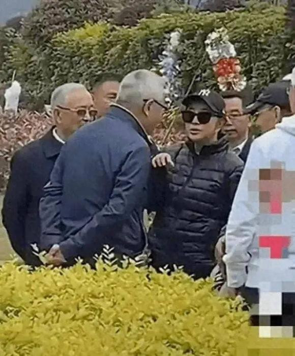 Luu Hieu Khanh ve que chon nghia trang, coi toc gia va khong tre nua