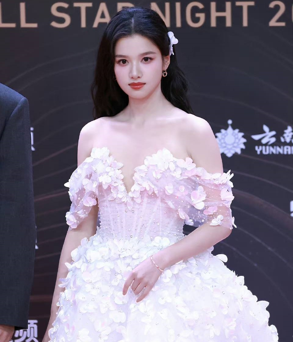 Dich Le Nhiet Ba trong gia hon tuoi that-Hinh-15