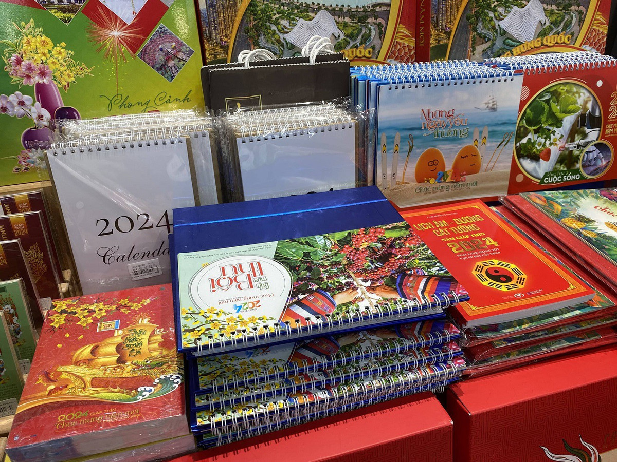 Thị trường lịch Tết 2024: Đa dạng, độc đáo trên chợ online ảnh 1