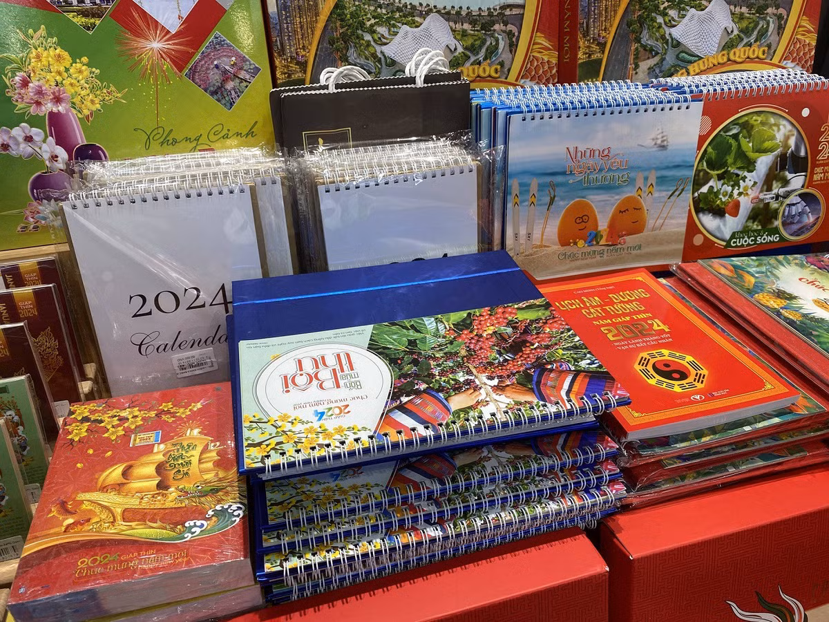 Thị trường lịch Tết 2024: Đa dạng, độc đáo trên chợ online ảnh 1