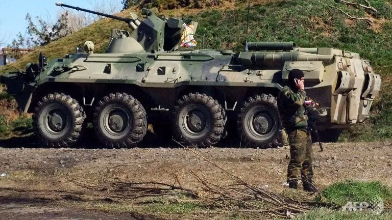 Binh sĩ Nga canh gác ở một trạm kiểm soát ở Crimea, gần thị trấn Armyansk.