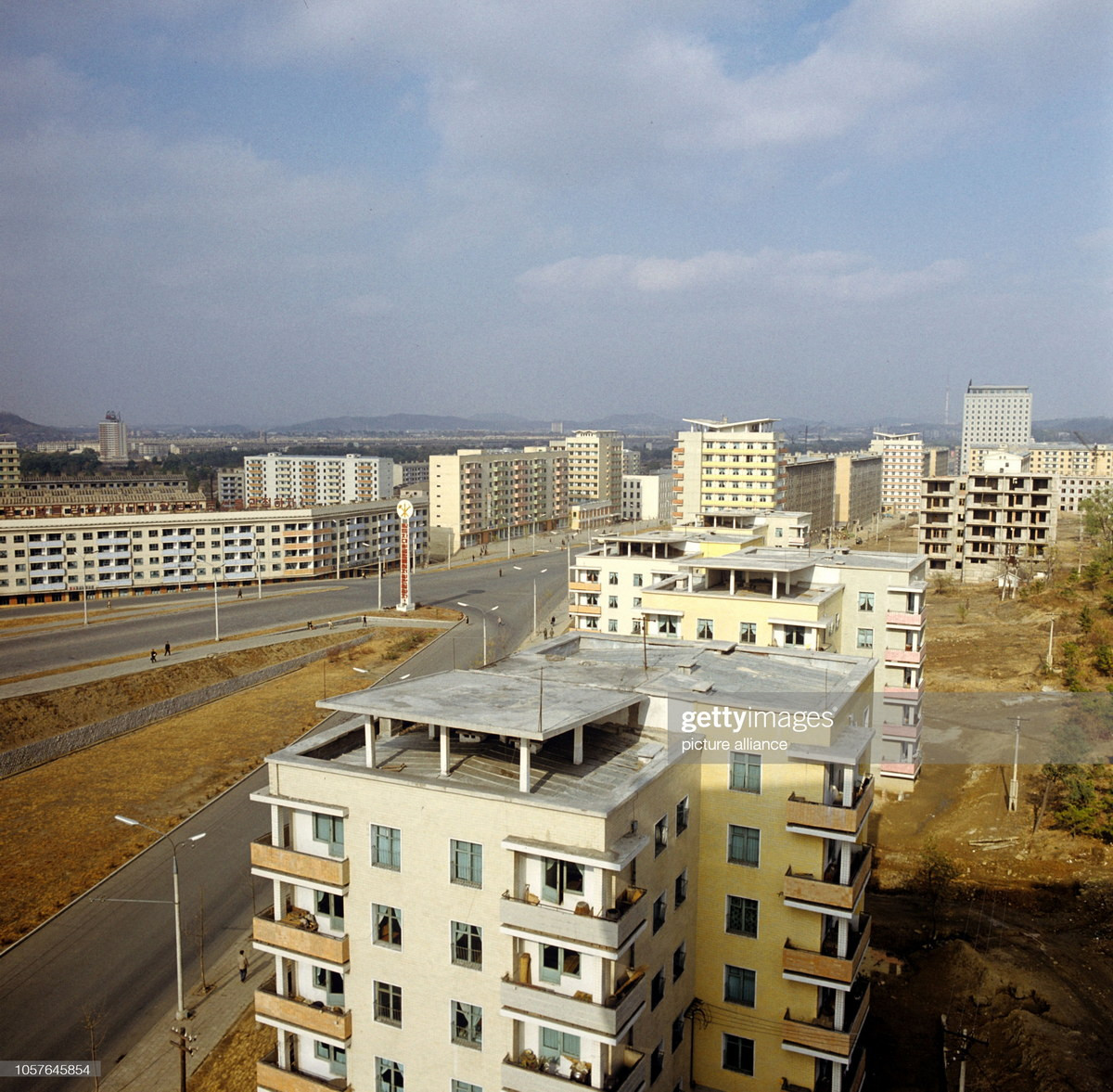 Góc nhìn từ trên cao về những khu nhà cao tầng mới được xây dựng ở phố Chollima, khu dân cư kiểu mẫu ở thủ đô CHDCND Triều Tiên. Thành phố Bình Nhưỡng đã được tái thiết trong thập niên 1950-1960, sau khi bị tàn phá nặng nề trong Chiến tranh Triều Tiên.
