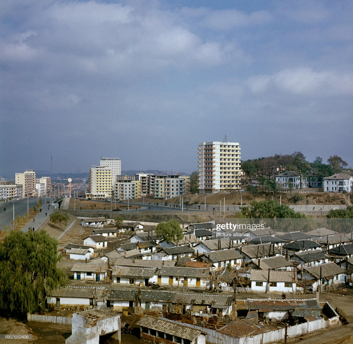 Những ngôi nhà thấp tầng kiểu truyền thống nằm cạnh khu chung cư cao tầng hiện đại, hình ảnh quen thuộc ở Bình Nhưỡng những năm 1970.
