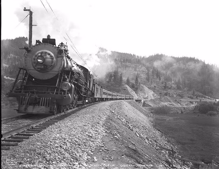 Khi đó, nền kinh tế miền Tây đang bùng nổ, các chuyến tàu sẽ thường xuyên chở một lượng lớn khoáng sản quý, tiền bạc, cùng các hàng hóa giá trị cao khác.