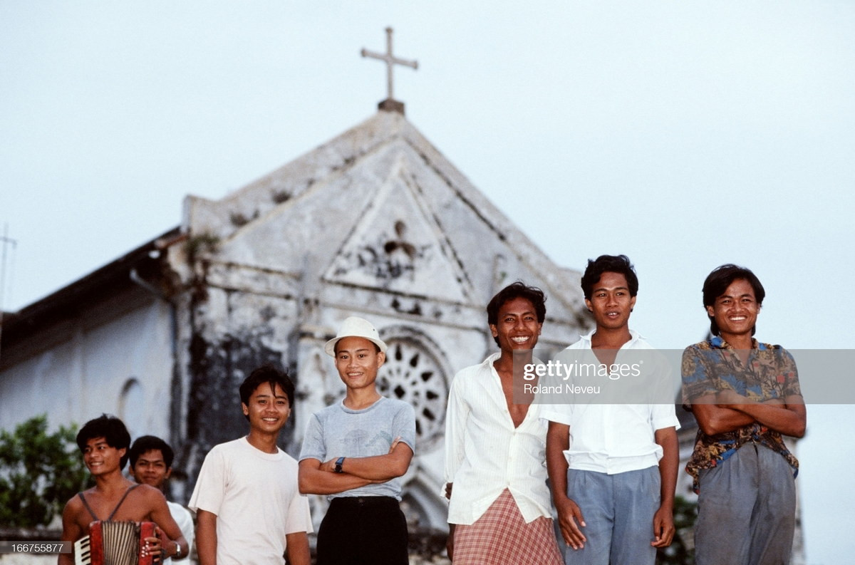 Vẻ mặt lạc quan của các thanh thiếu niên bên ngoài một nhà thờ ở ngoại vi Phnom Penh.