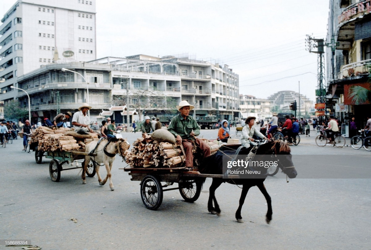 Xe ngựa kéo hoạt động trên đường phố, gần chợ Trung tâm ở Phnom Penh, Campuchia năm 1981. Ảnh: Roland Neveu/ Getty Images.