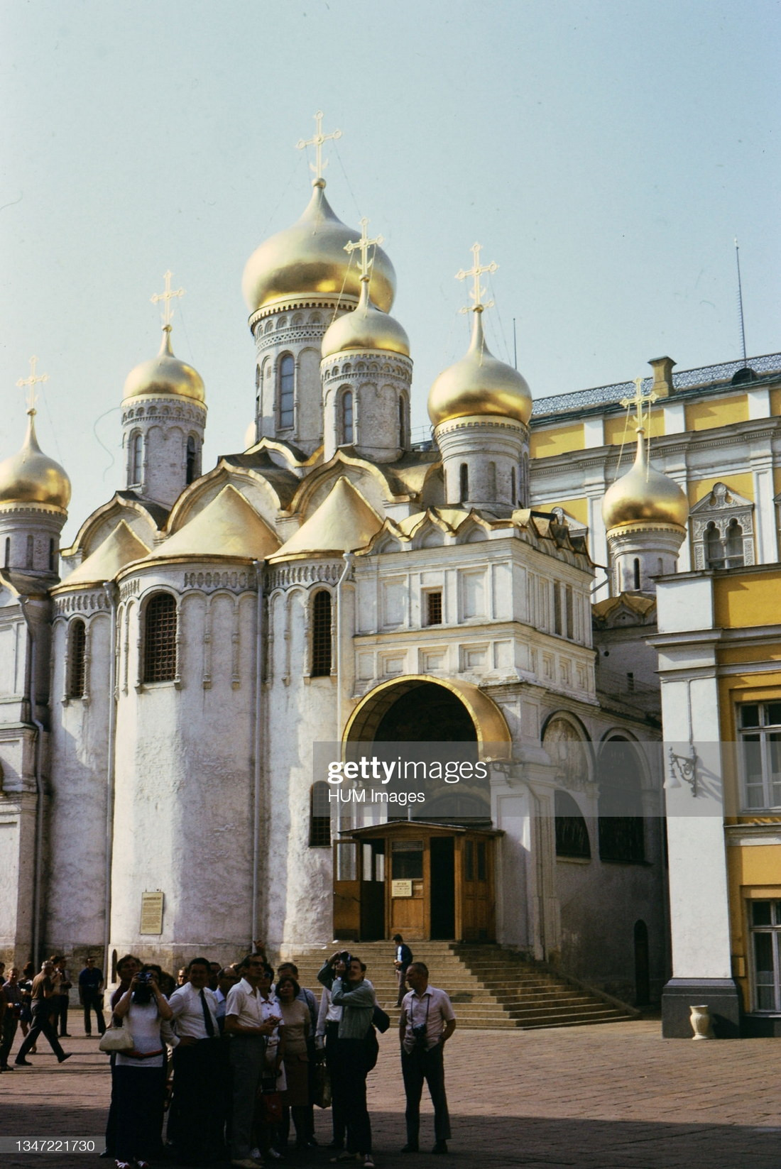 Du khách tham quan khu vực nhà thờ Truyền tin của Điện Kremly.