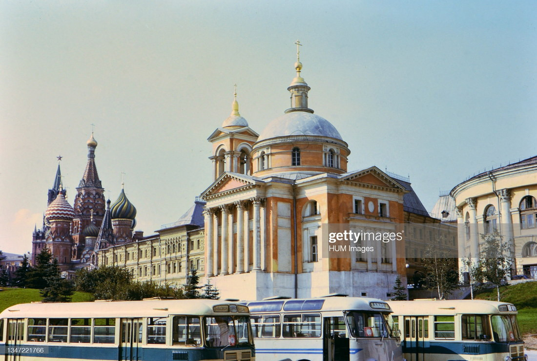 Xe buýt du lịch đậu trước nhà thờ St. Barbara, cách đó không xa là nhà thờ St. Basil.