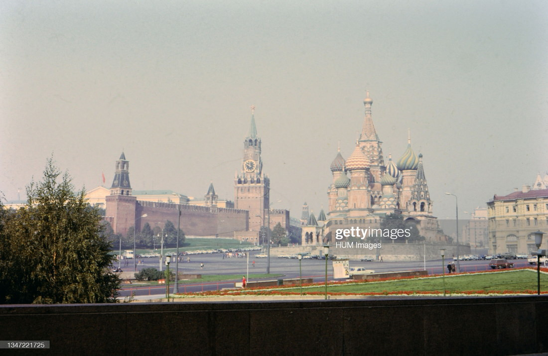 Nhà thờ St. Basil và Điện Kremly vào một ngày sương mù.