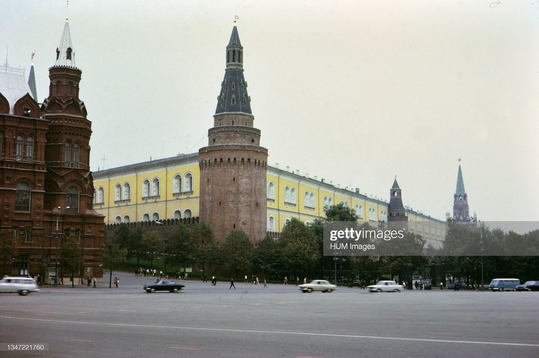 Giao thông ở khu vực tháp canh góc phía Bắc Điện Kremly. Bên trái là tòa nhà Bảo tàng Lịch sử Quốc gia.
