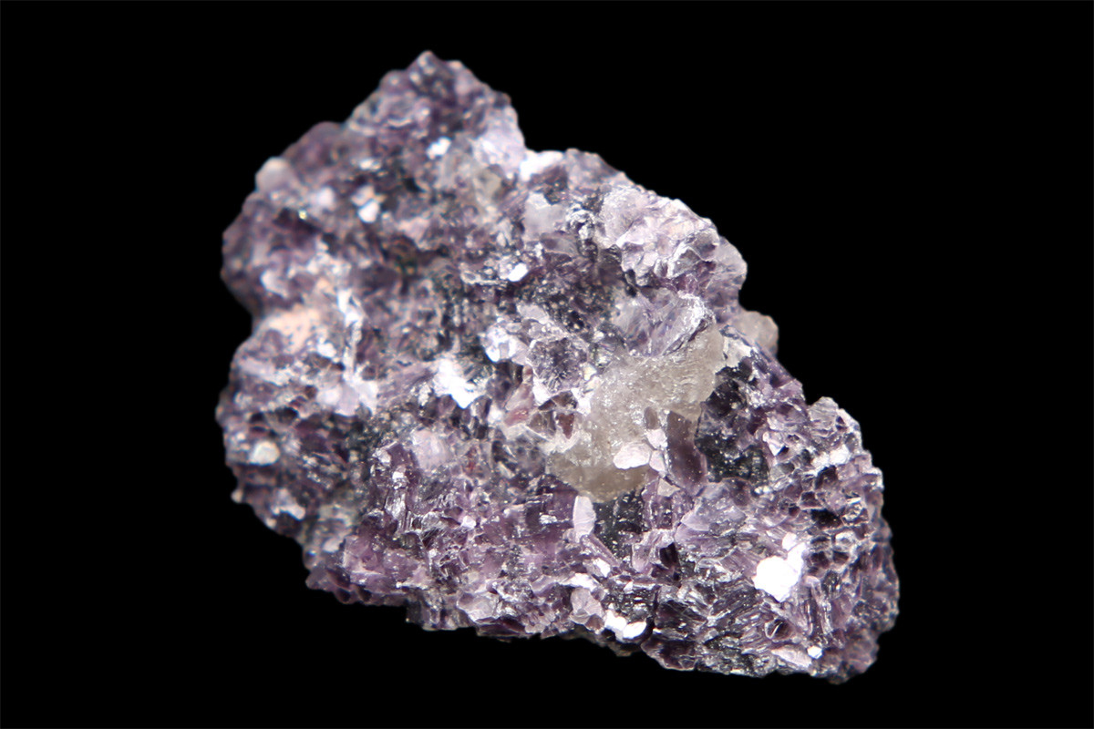 Lepidolite là một khoáng vật phyllosilicat chứa lithium, và là một nguồn cung cấp kim loại quý này. Lepidolite được tìm thấy trong tự nhiên với nhiều màu sắc khác nhau, chủ yếu là hồng, tím và đỏ.