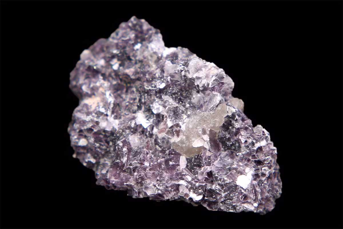 Lepidolite là một khoáng vật phyllosilicat chứa lithium, và là một nguồn cung cấp kim loại quý này. Lepidolite được tìm thấy trong tự nhiên với nhiều màu sắc khác nhau, chủ yếu là hồng, tím và đỏ.