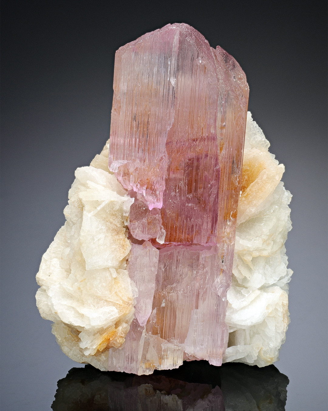 Spodumene là một khoáng vật pyroxene chứa lithium, cũng được sử dụng làm nguồn cung cấp lithium lepidolite. Tinh thể spodumene thường có kích thước lớn, màu sắc đa dạng, gồm tím hoa cà, vàng nhạt, xanh lục bảo, có thể sử dụng như đá quý.