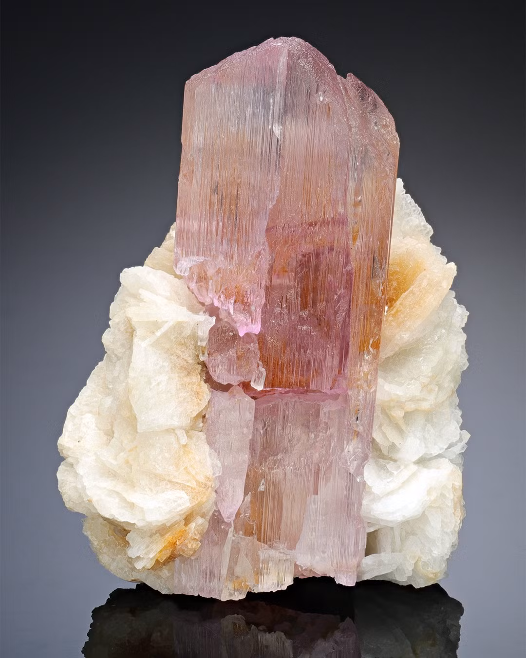 Spodumene là một khoáng vật pyroxene chứa lithium, cũng được sử dụng làm nguồn cung cấp lithium lepidolite. Tinh thể spodumene thường có kích thước lớn, màu sắc đa dạng, gồm tím hoa cà, vàng nhạt, xanh lục bảo, có thể sử dụng như đá quý.