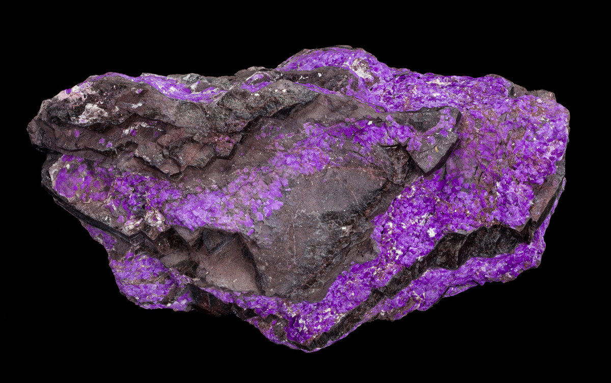 Sugilite là loại silicat ngậm nước hiếm chứa kali, natri, sắt, nhôm, liti và mangan. Tồn tại trong đá biến chất, khoáng vật màu tím rực rỡ này được sử dụng như một loại đá quý.