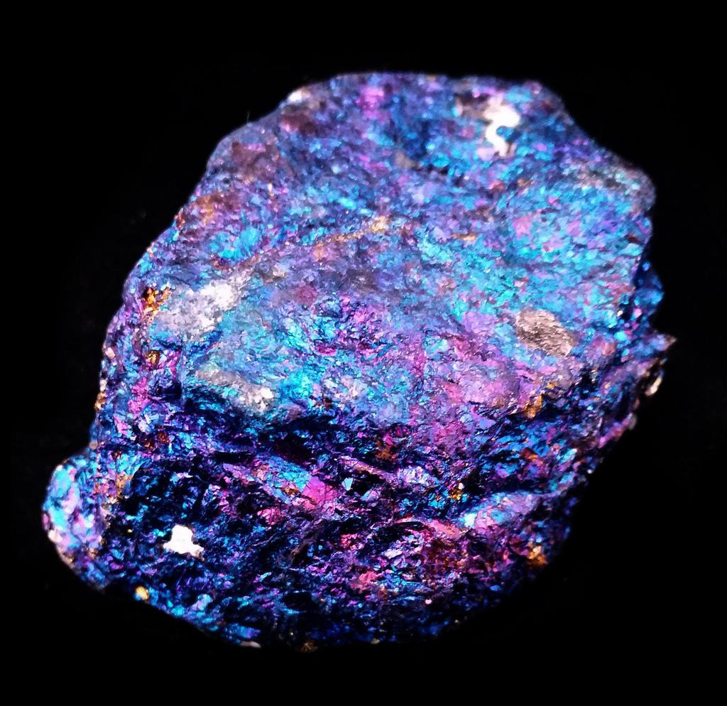 Bornite là sunfua sắt đồng, có vai trò như một quạng đồng quan trọng. khoáng vật này có màu đỏ đồng, hoặc màu tím và lam từ mờ đục đến lấp lánh.