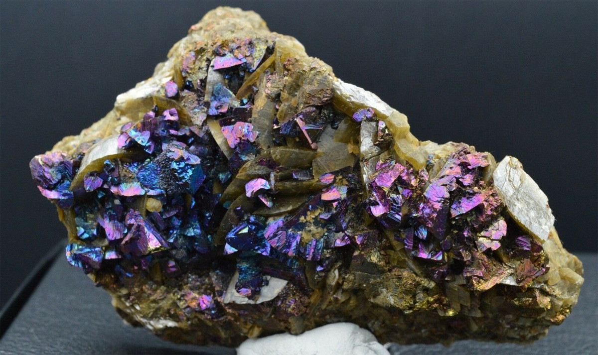 Chalcopyrite là hợp chất sunfua của đồng và sắt, cũng là một loại quặng đồng phổ biến. Thường gặp ở dạng màu vàng đậm, chúng cũng có loại màu tím - lam đẹp mắt, được gọi là chalcopyrite cầu vồng.