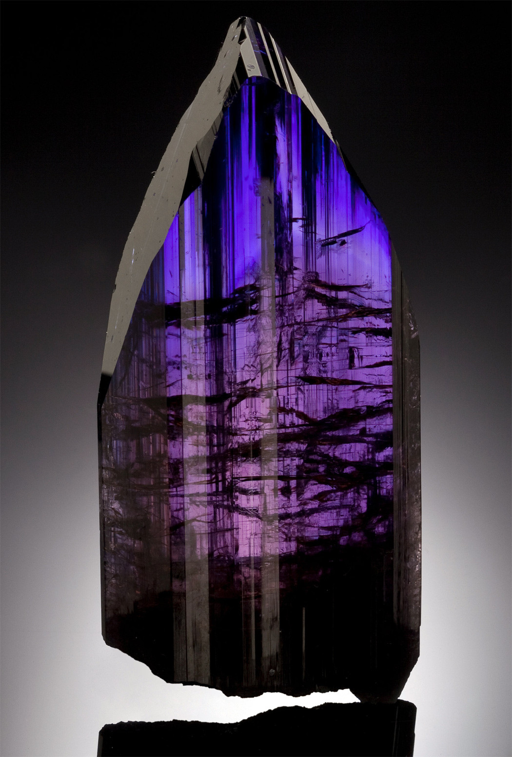 Tanzanite là là một biến thể màu tím - lam hình thành khi chịu tác động nhiệt của khoáng vật zoisite, được phát hiện ở miền Bắc Tanzania năm 1967. Đây là một loại đá quý có giá trị cao trên thị trường.