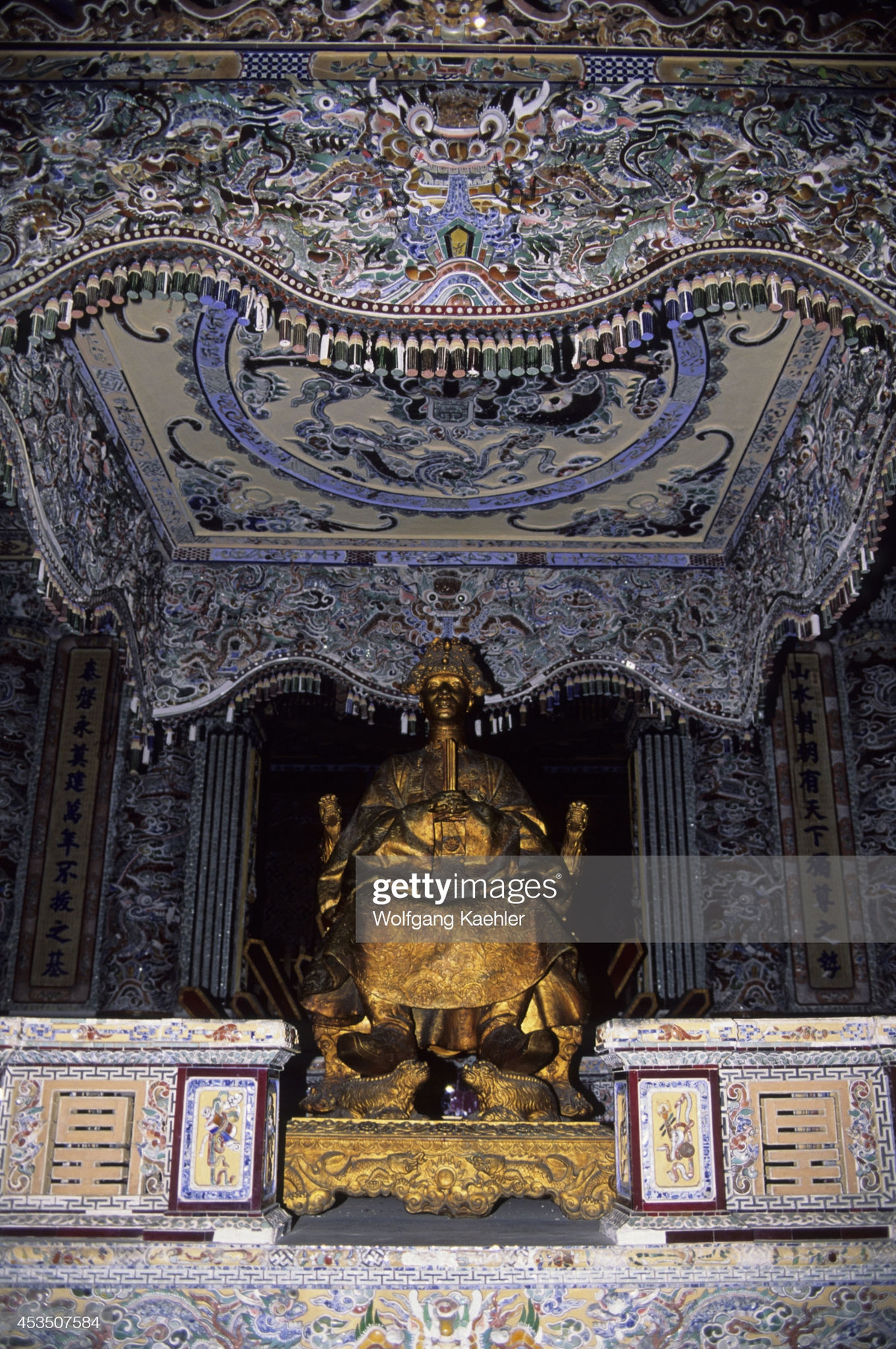 Tượng vua Khải Định ở trong điện Khải Thành.