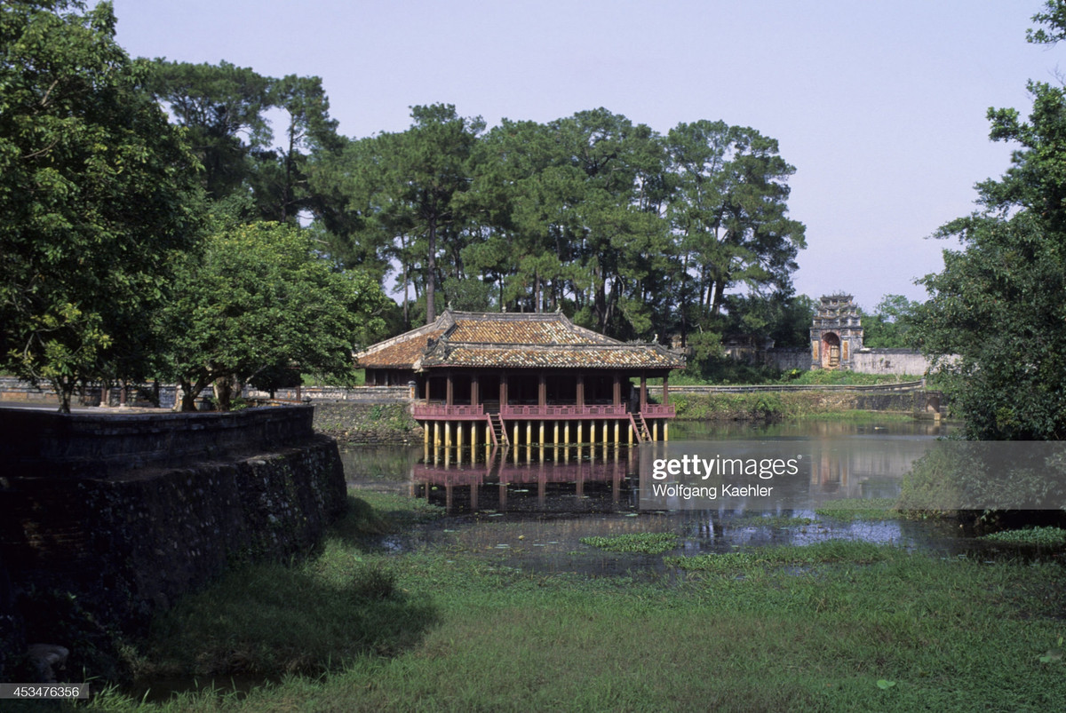 Hồ Lưu Khiêm ở lăng Tự Đức, Cố đô Huế năm 1992. Ảnh: Wolfgang Kaehler/ Getty Images.