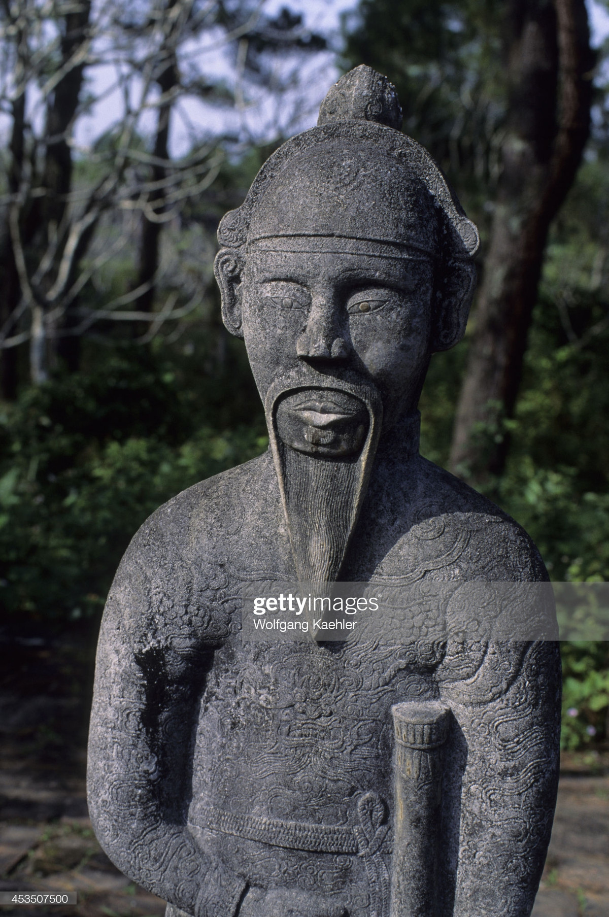 Một bức tượng trên sân chầu của lăng Tự Đức.