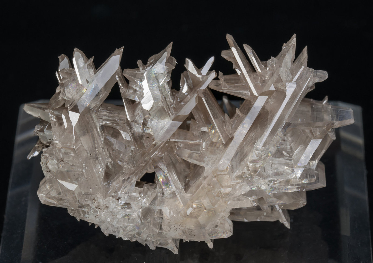 Cerussite là cacbonat chì tồn tại trong những mạch quặng chì đã bị biến đổi. Đây là loại quặng chỉ phổ biến nhất sau galenite.