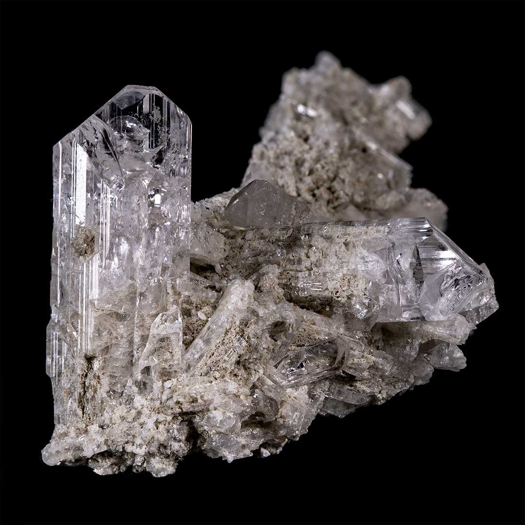 Danburite là một silicat bor canxi. Tinh thể của khoáng vật này có độ cứng lớn, trông giống đá topaz nên có thể được dùng làm đá quý.