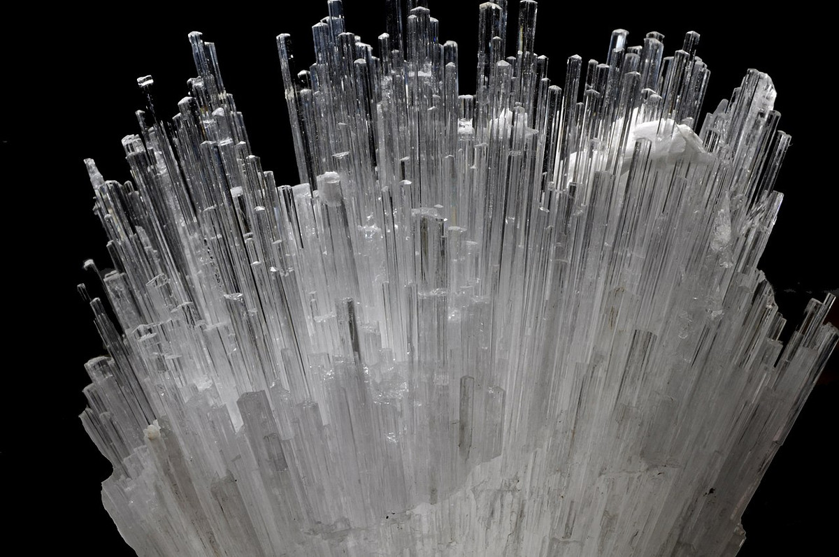 Scolecite là một khoáng vật aluminosilicat ngậm nước. Chúng thường có dạng que màu trắng hoặc không màu, khá phổ biến trong đá mắc-ma và đá biến chất.