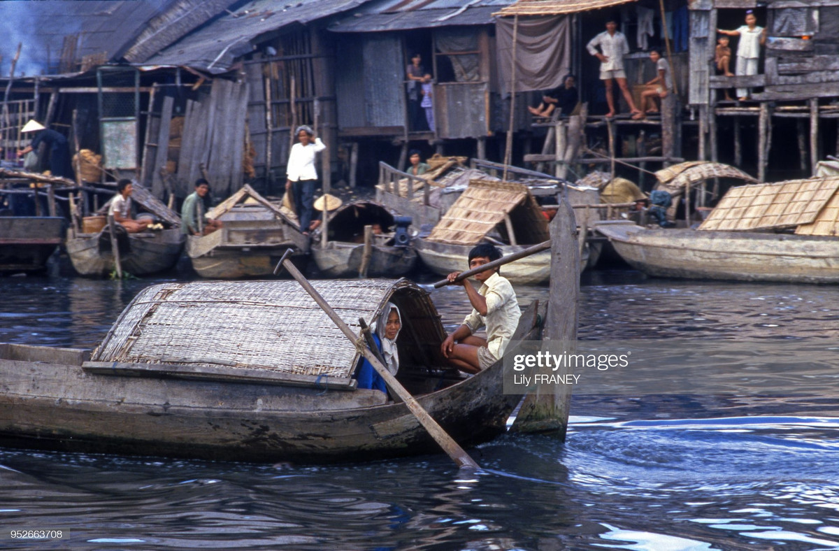 Khu dân cư với những ngôi nhà sàn đơn sơ, hình ảnh quen thuộc về cuộc sống trên sông nước miền Tây.