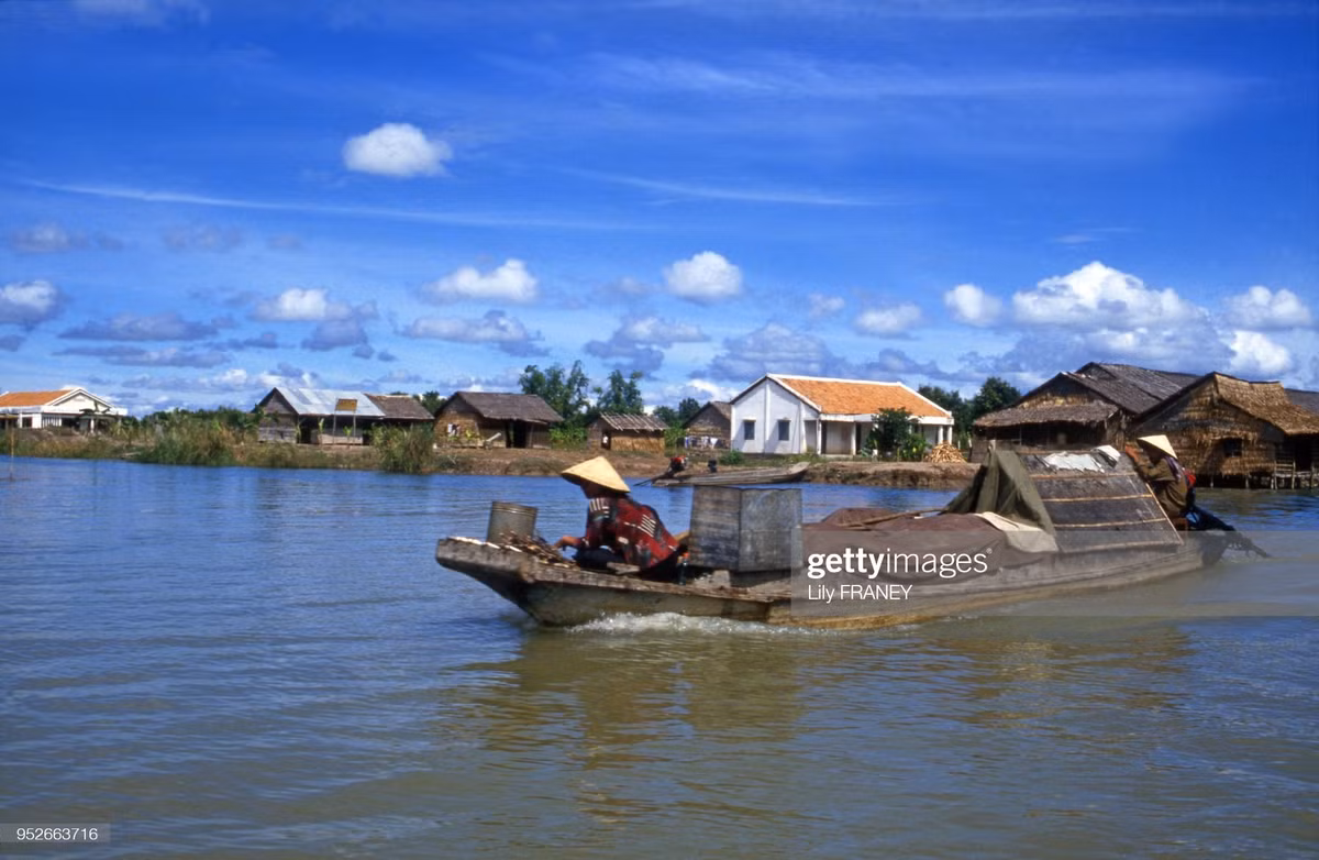 Một con thuyền gắn động cơ lướt đi trên dòng nước.