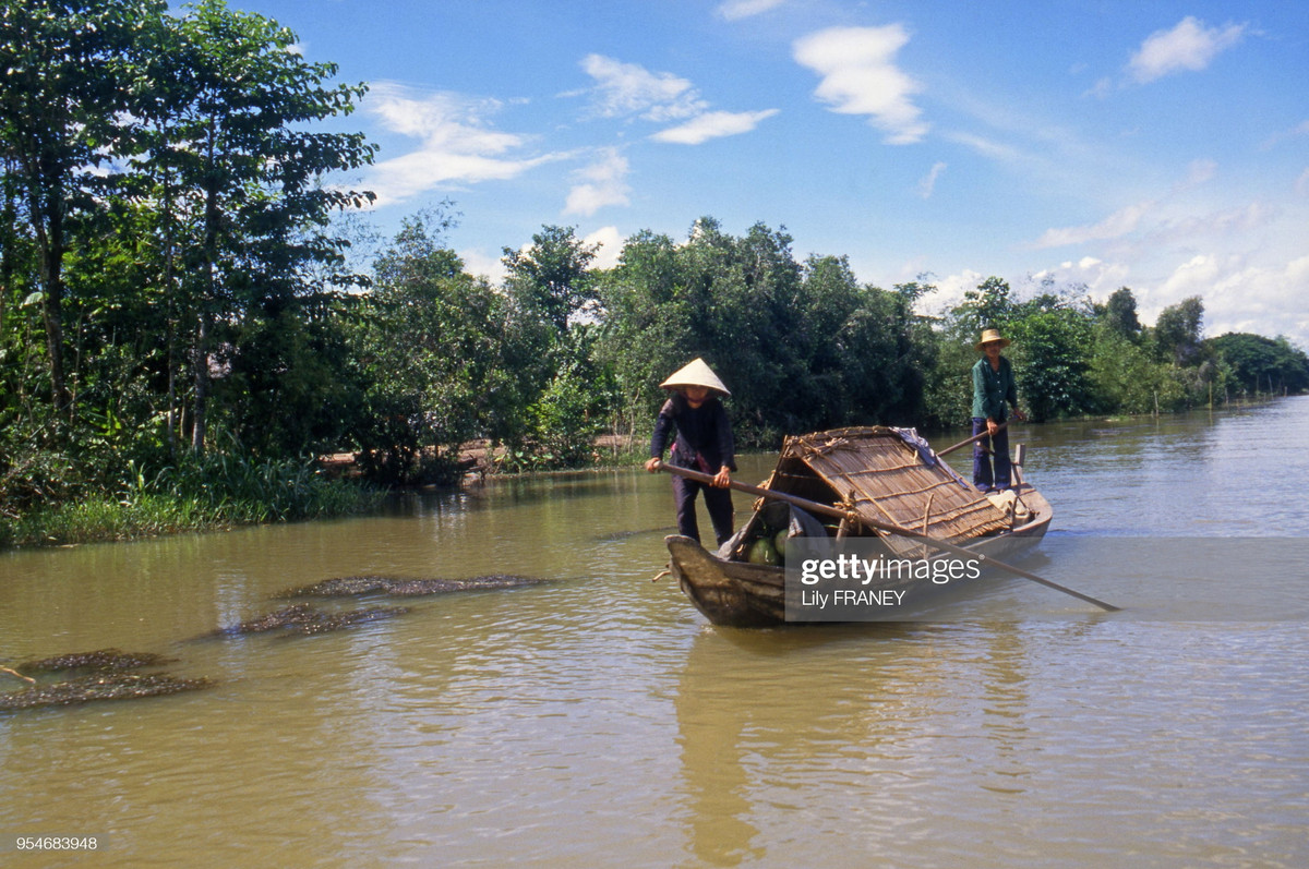Thuyền chèo bằng mái chèo, phương tiện di chuyển đã hiện diện ở vùng đất này từ hàng thế kỷ trước.
