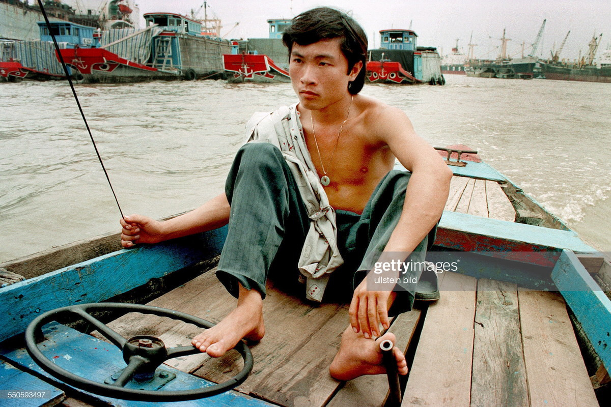 Thanh niên lái đò trên sông Sài Gòn.