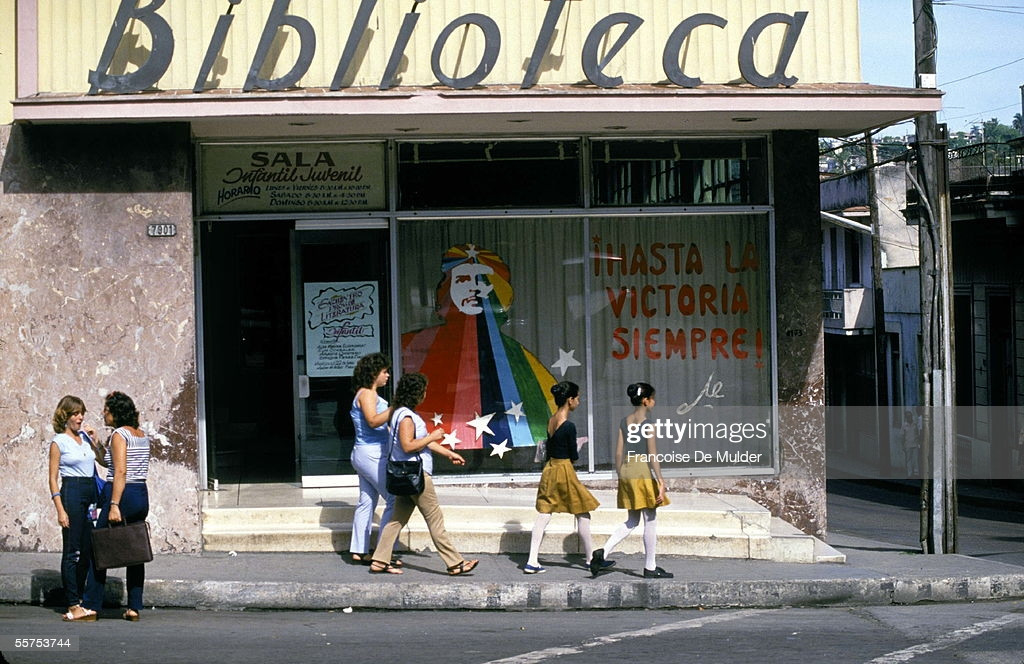 Bên ngoài thư viện Havana.