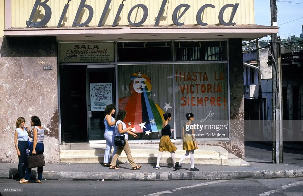 Bên ngoài thư viện Havana.