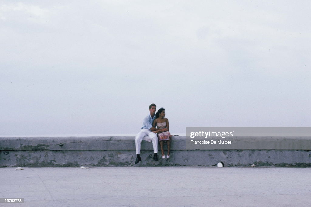 Cặp đôi hóng gió biển ở đường Malecon.