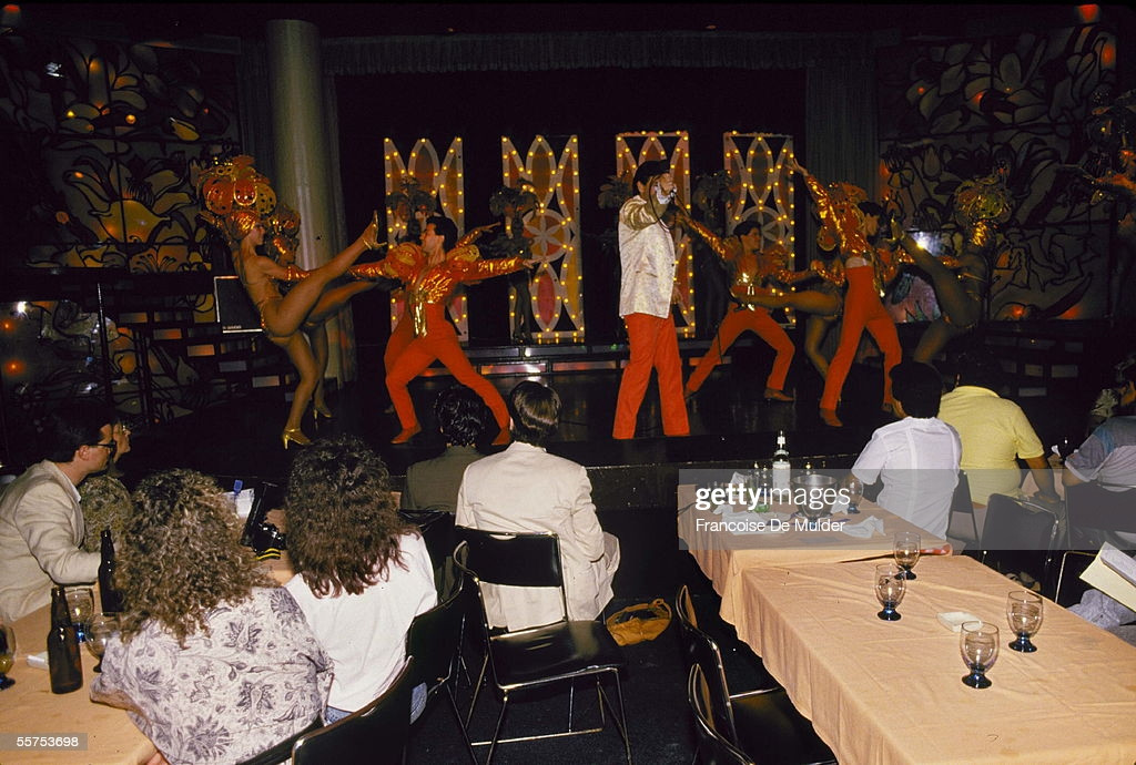 Các vũ công biểu diễn trong quán rượu Tropicana.