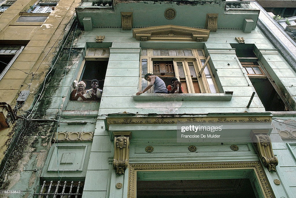 Người dân bên cửa sổ một tòa nhà ở phố cổ Havana.