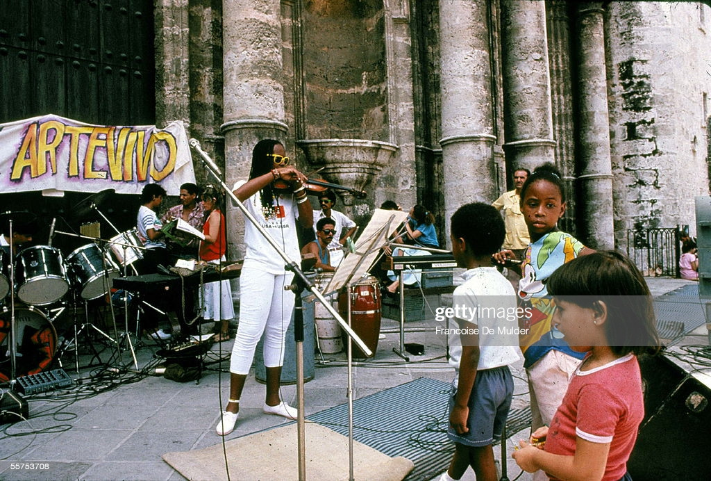 Các nhạc công biểu diễn ở khu phố cổ.