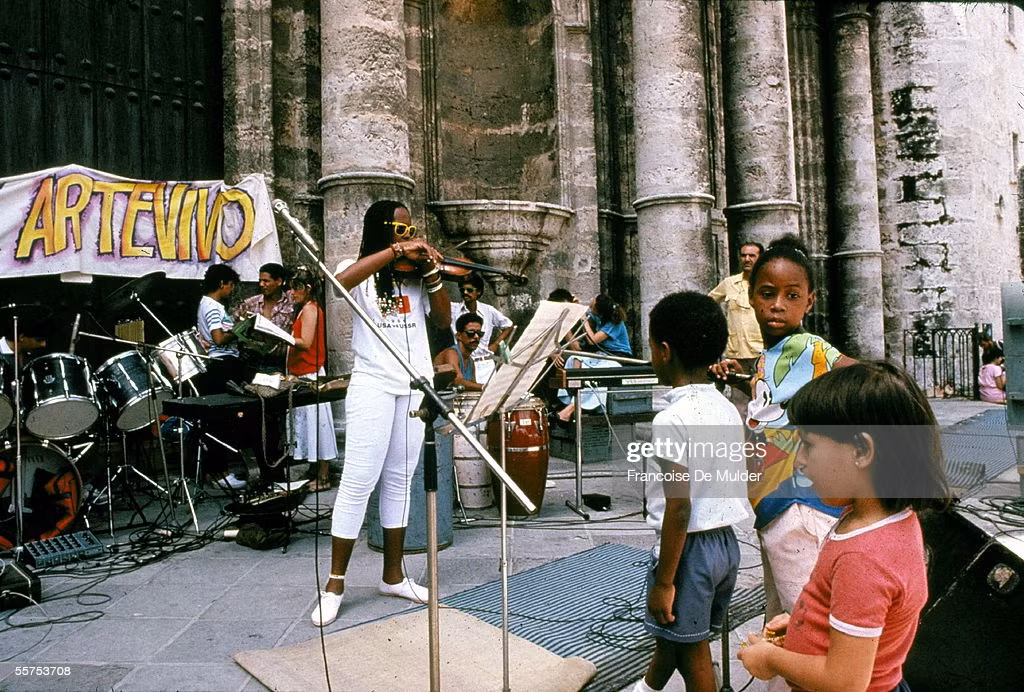 Các nhạc công biểu diễn ở khu phố cổ.