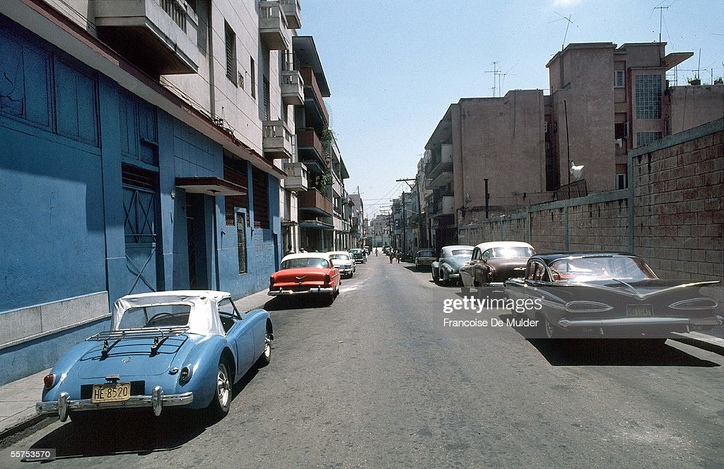 Những chiếc xe đời cũ đỗ dọc theo một con phố.