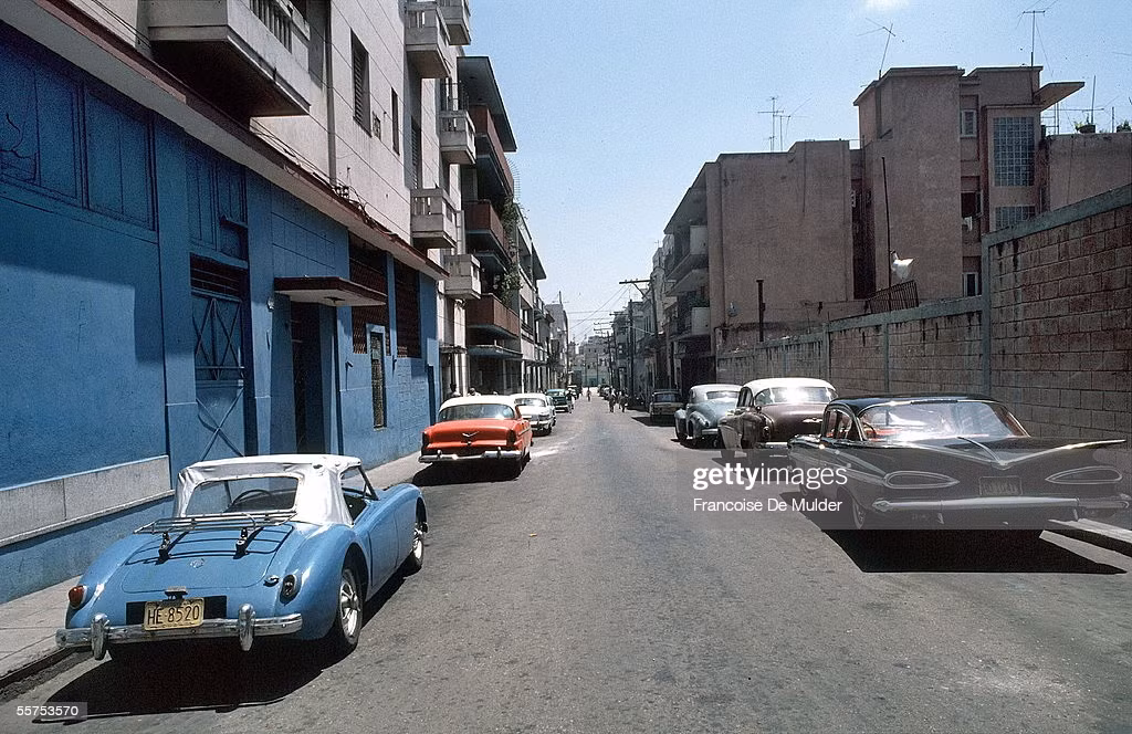 Những chiếc xe đời cũ đỗ dọc theo một con phố.