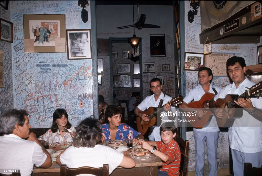 Bên trong Bodeguita del Medio, một trong những quán bar nổi tiếng nhất Havana.