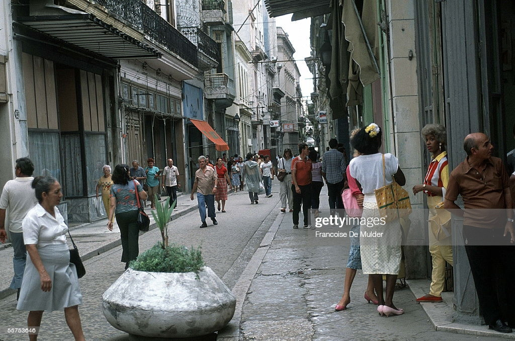 Khung cảnh đời thường trên phố Obispo, Havana, Cuba năm 1988. Ảnh: Francoise De Mulder/ Getty Images.