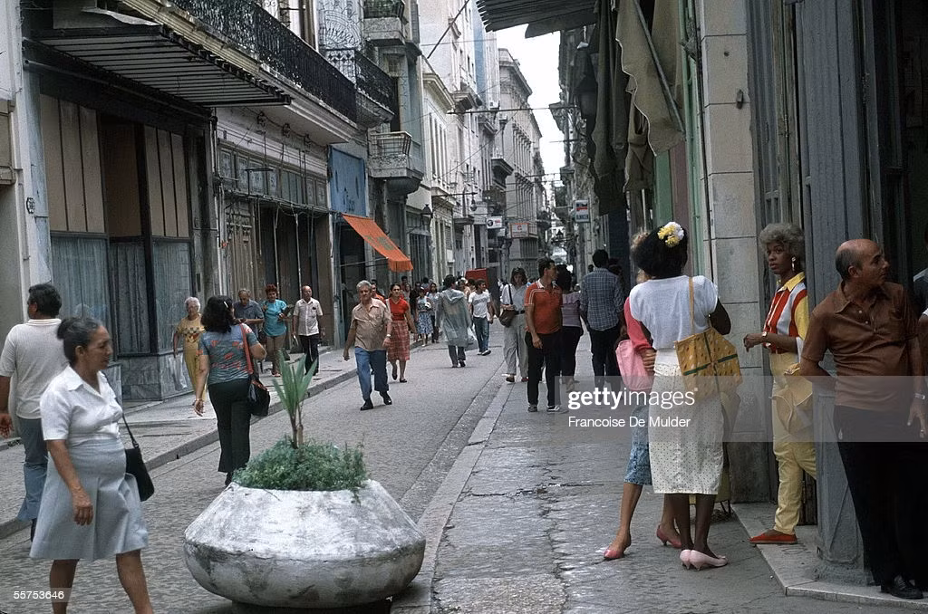 Khung cảnh đời thường trên phố Obispo, Havana, Cuba năm 1988. Ảnh: Francoise De Mulder/ Getty Images.