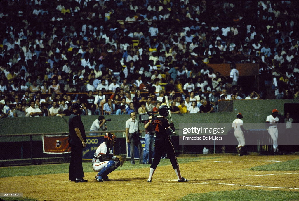 Trận bóng chày giữa hai đội Havana và Santiago tại sân vận động Mỹ Latinh.