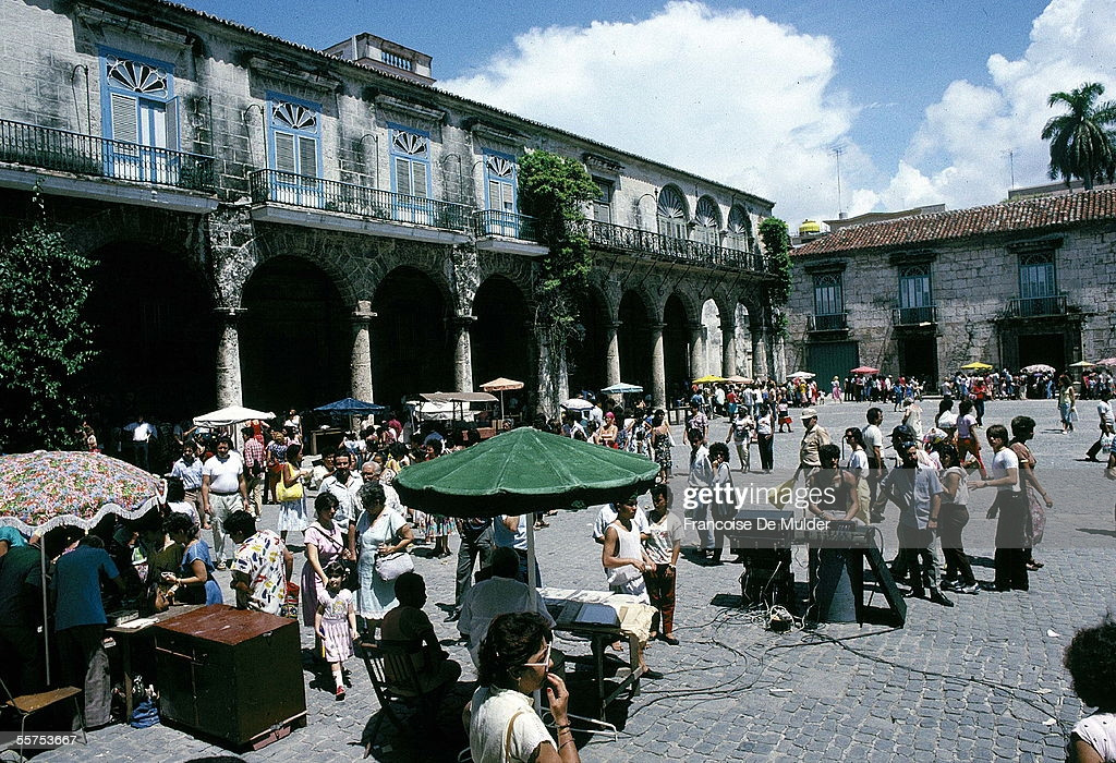 Khu chợ trời ở quảng trường phía trước nhà thờ Đức mẹ Đồng trinh Maria Vô nhiễm Nguyên tội.